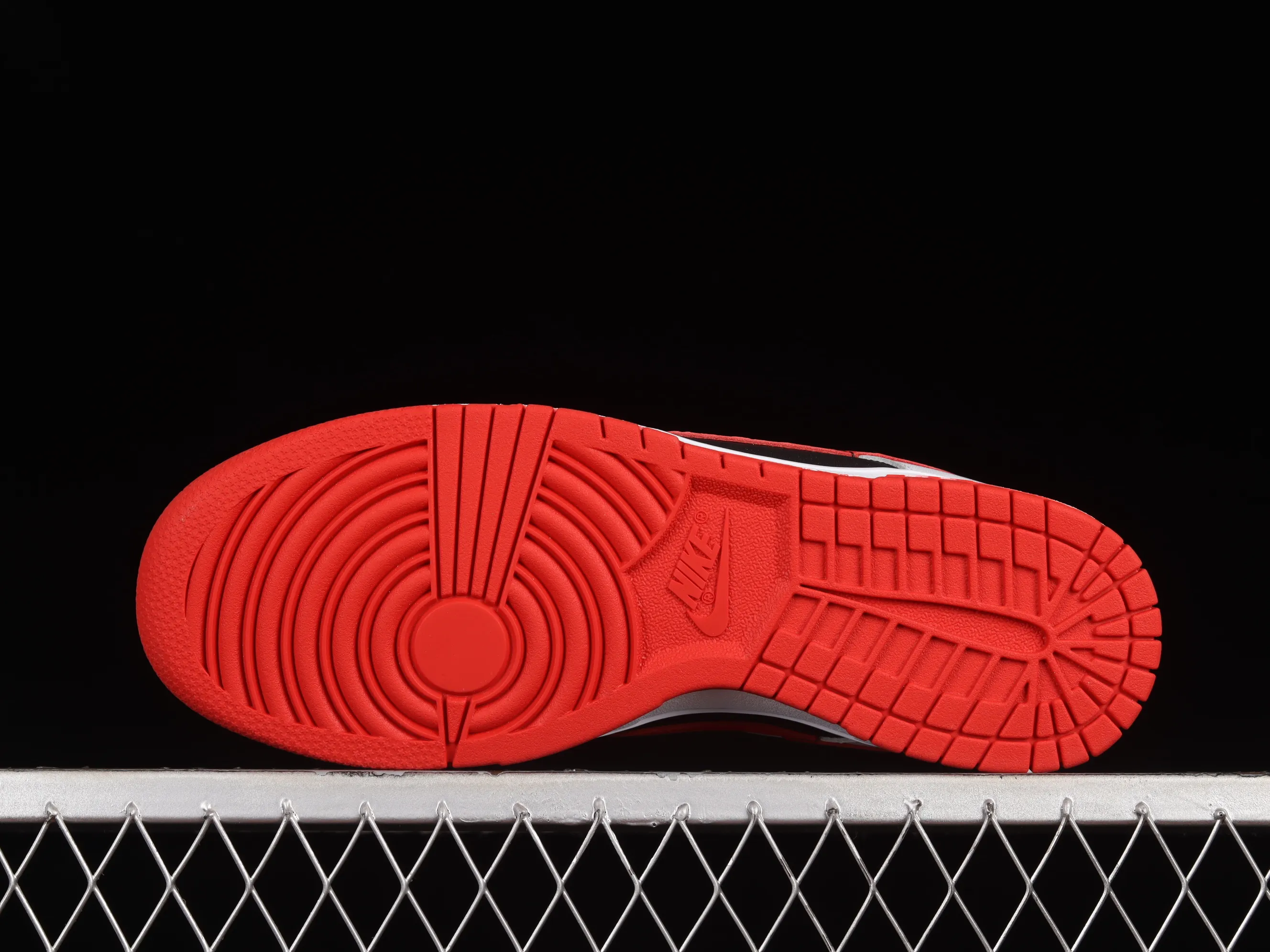 All categories Nk SB Dunk series Nk SB Dunk Low low-top sneakers C version Nk Dunk Low white, black and red color matching SB low-top sports and leisure sneakers FD9762-061